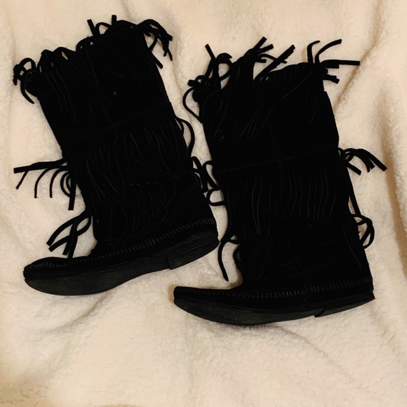 Minnetonka Fringed Suede Boots Size 6 - Picture 3 of 4